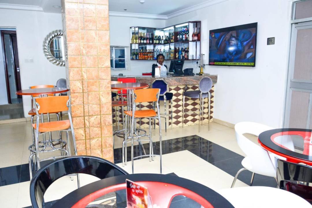 Crystal House International Hotel Илорин Екстериор снимка