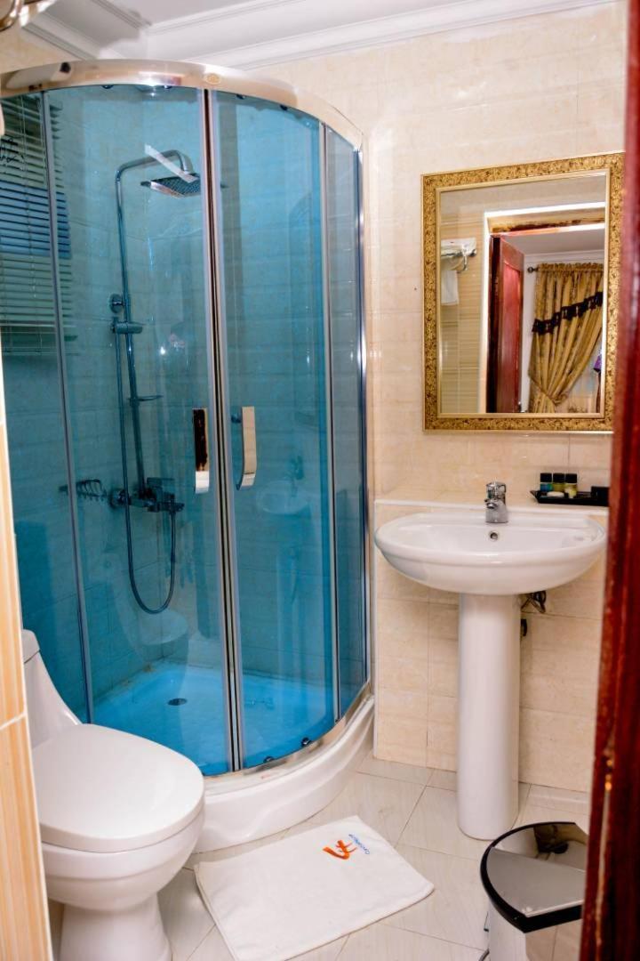 Crystal House International Hotel Илорин Екстериор снимка