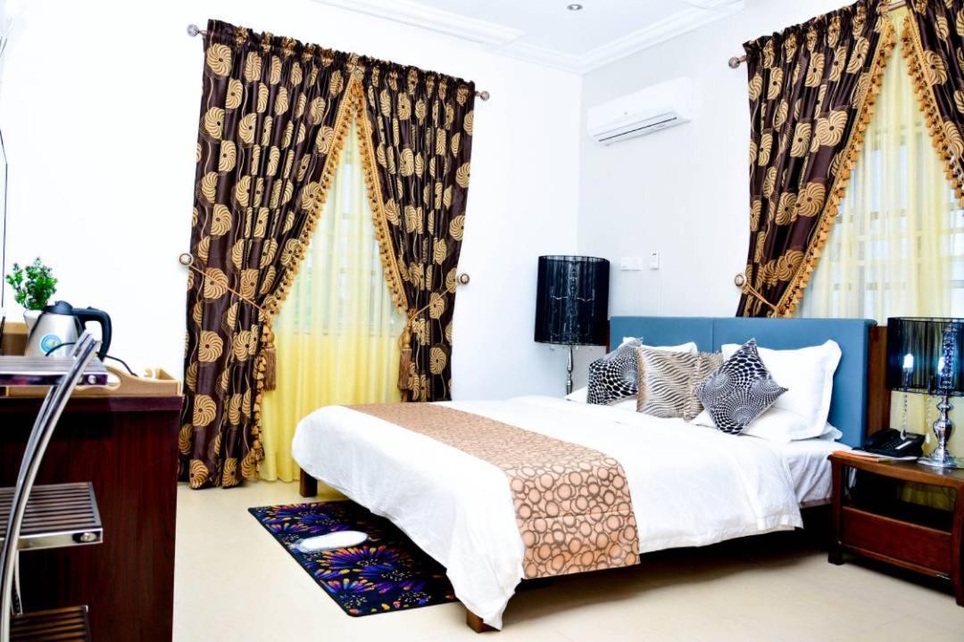 Crystal House International Hotel Илорин Екстериор снимка