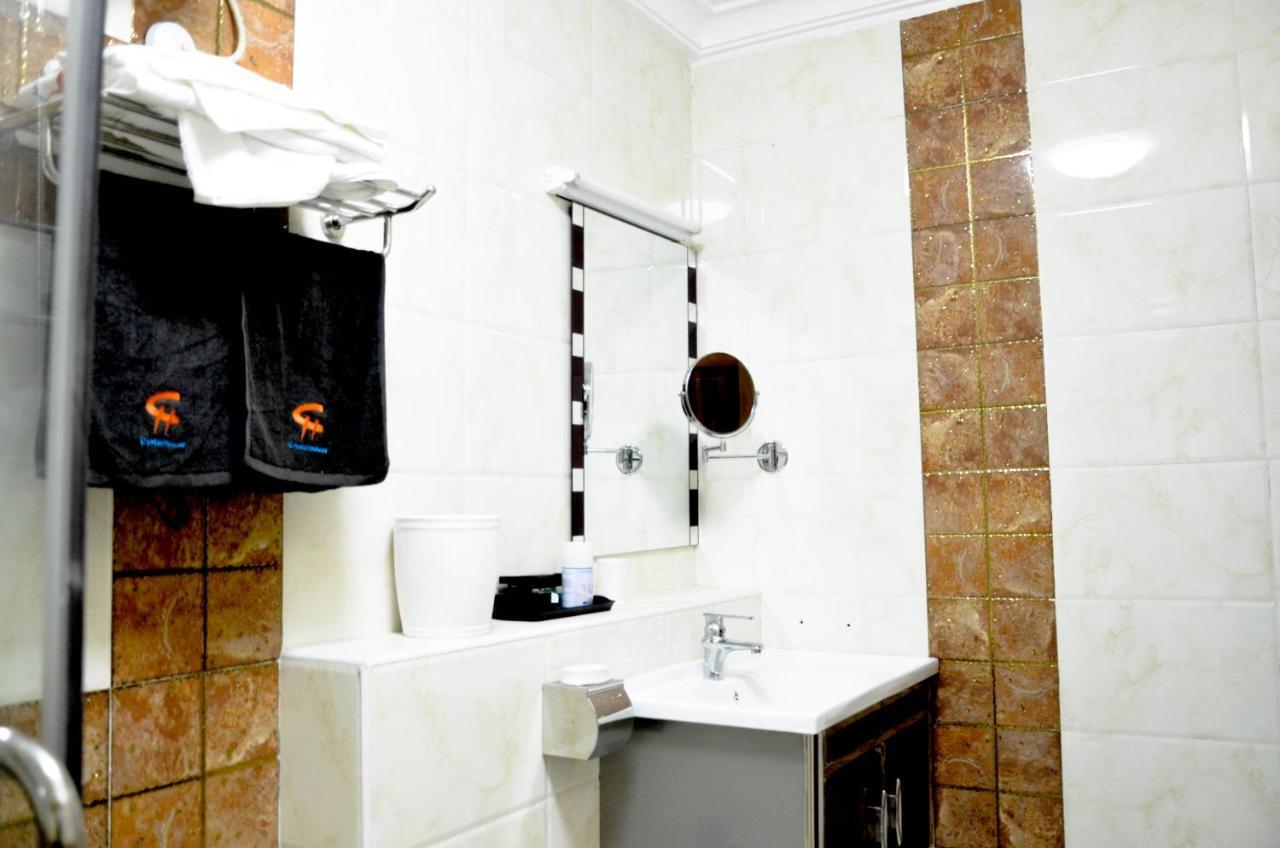 Crystal House International Hotel Илорин Екстериор снимка